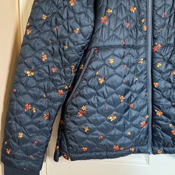 Amazon Essentials Women's Black Quilted Puffer Jacket with Floral Print - Picture 2 of 6